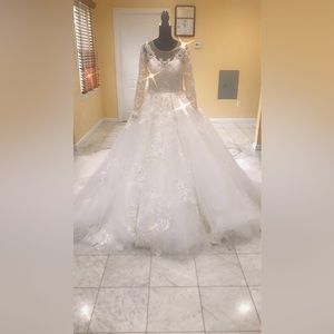 White wedding dress, very beautiful and and perfect for a wedding!